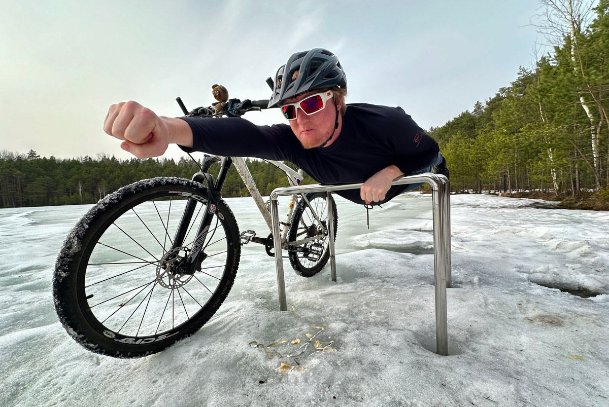 Члены популярного в городе спорт-комьюнити «Владимир» устроили в живописном месте небольшую, но весьма креативную фотосессию. Ребят запечатлели в образе летящего супергероя рядом с их главными напарниками — велосипедами. И снимки получились очень даже правдоподобными.