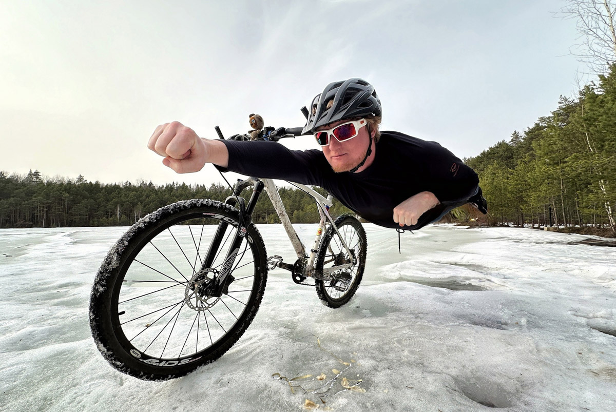 Члены популярного в городе спорт-комьюнити «Владимир» устроили в живописном месте небольшую, но весьма креативную фотосессию. Ребят запечатлели в образе летящего супергероя рядом с их главными напарниками — велосипедами. И снимки получились очень даже правдоподобными.