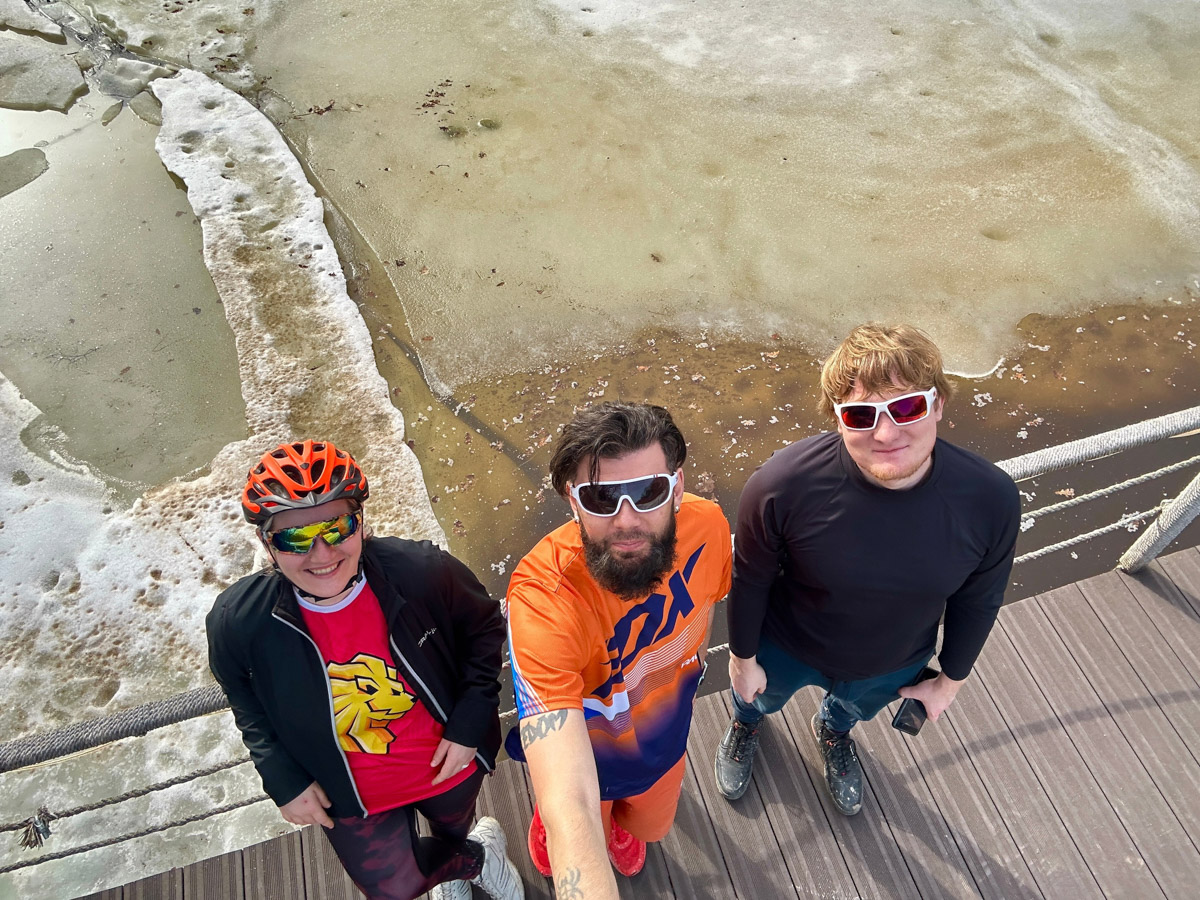 Члены популярного в городе спорт-комьюнити «Владимир» устроили в живописном месте небольшую, но весьма креативную фотосессию. Ребят запечатлели в образе летящего супергероя рядом с их главными напарниками — велосипедами. И снимки получились очень даже правдоподобными.