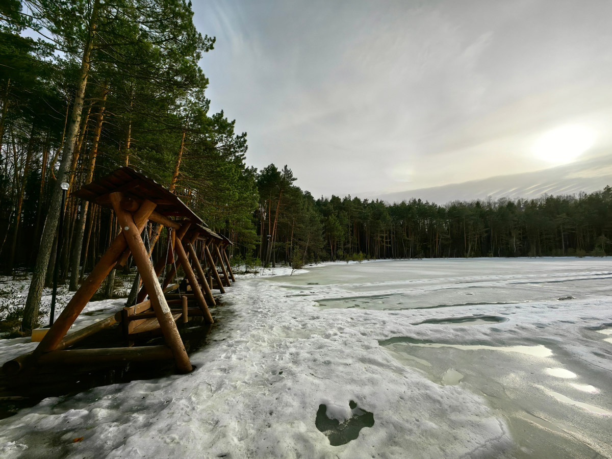 Члены популярного в городе спорт-комьюнити «Владимир» устроили в живописном месте небольшую, но весьма креативную фотосессию. Ребят запечатлели в образе летящего супергероя рядом с их главными напарниками — велосипедами. И снимки получились очень даже правдоподобными.