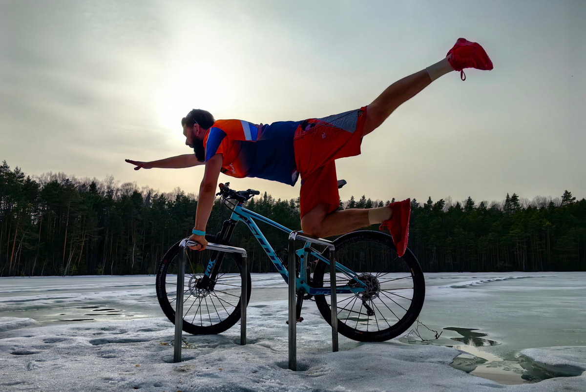 Члены популярного в городе спорт-комьюнити «Владимир» устроили в живописном месте небольшую, но весьма креативную фотосессию. Ребят запечатлели в образе летящего супергероя рядом с их главными напарниками — велосипедами. И снимки получились очень даже правдоподобными.