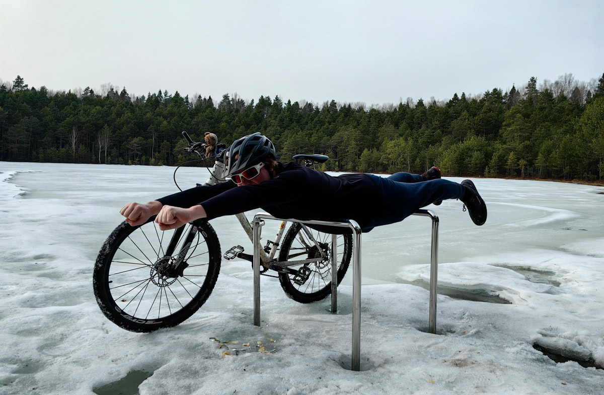 Члены популярного в городе спорт-комьюнити «Владимир» устроили в живописном месте небольшую, но весьма креативную фотосессию. Ребят запечатлели в образе летящего супергероя рядом с их главными напарниками — велосипедами. И снимки получились очень даже правдоподобными.