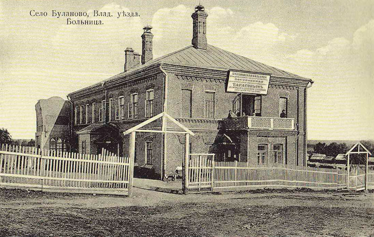 В марте нас порадовали известием, что агентство реновации архитектурного наследия «Интеллект» собирается заняться реставрацией пустующего более 10 лет дома № 11 на улице Дворянской. Здание, построенное во второй половине 1800-х годов, вместе с бывшей женской гимназией (нынешняя школа № 1) являются последними дореволюционными домами, которые сохранились на улице Дворянской. Кроме того, принадлежало оно купцу Владимиру Тарасову, весьма незаурядной личности, прославившейся во Владимире своими благими делами.