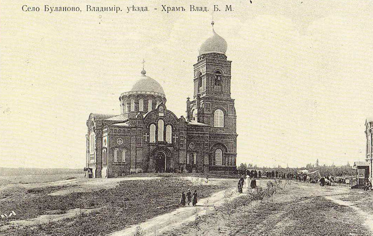 В марте нас порадовали известием, что агентство реновации архитектурного наследия «Интеллект» собирается заняться реставрацией пустующего более 10 лет дома № 11 на улице Дворянской. Здание, построенное во второй половине 1800-х годов, вместе с бывшей женской гимназией (нынешняя школа № 1) являются последними дореволюционными домами, которые сохранились на улице Дворянской. Кроме того, принадлежало оно купцу Владимиру Тарасову, весьма незаурядной личности, прославившейся во Владимире своими благими делами.