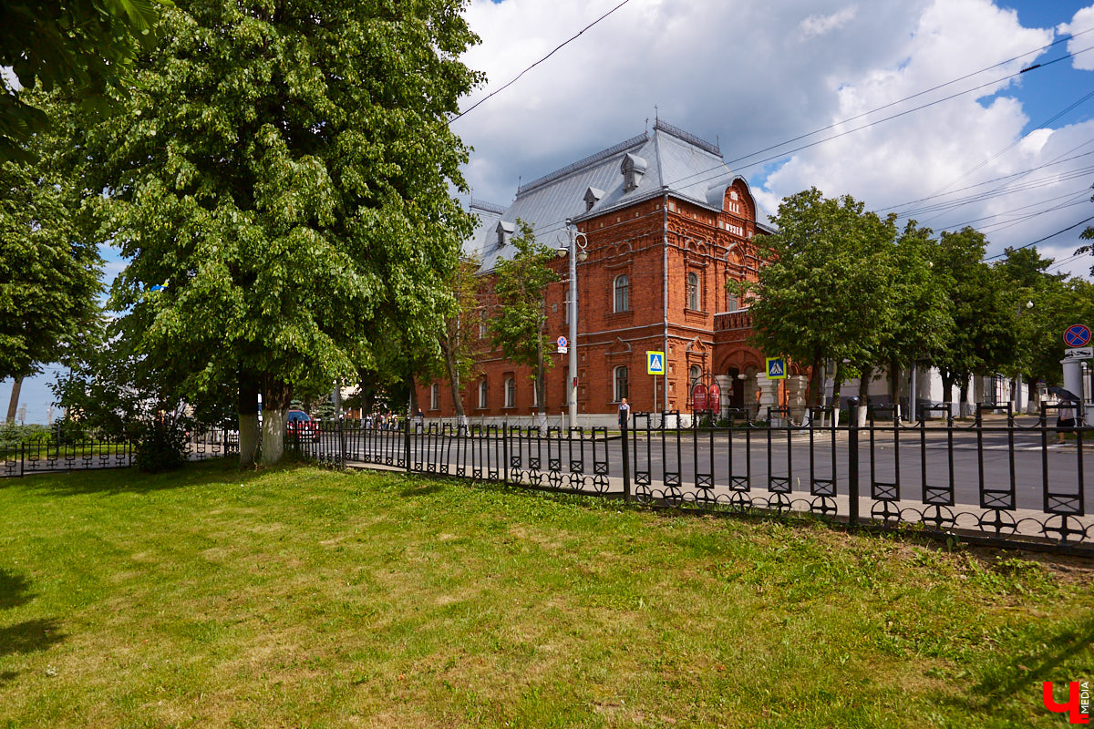 В марте нас порадовали известием, что агентство реновации архитектурного наследия «Интеллект» собирается заняться реставрацией пустующего более 10 лет дома № 11 на улице Дворянской. Здание, построенное во второй половине 1800-х годов, вместе с бывшей женской гимназией (нынешняя школа № 1) являются последними дореволюционными домами, которые сохранились на улице Дворянской. Кроме того, принадлежало оно купцу Владимиру Тарасову, весьма незаурядной личности, прославившейся во Владимире своими благими делами.