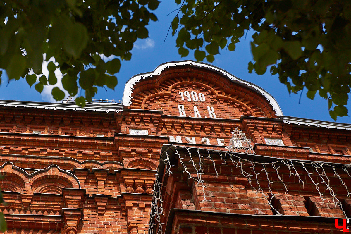 В марте нас порадовали известием, что агентство реновации архитектурного наследия «Интеллект» собирается заняться реставрацией пустующего более 10 лет дома № 11 на улице Дворянской. Здание, построенное во второй половине 1800-х годов, вместе с бывшей женской гимназией (нынешняя школа № 1) являются последними дореволюционными домами, которые сохранились на улице Дворянской. Кроме того, принадлежало оно купцу Владимиру Тарасову, весьма незаурядной личности, прославившейся во Владимире своими благими делами.