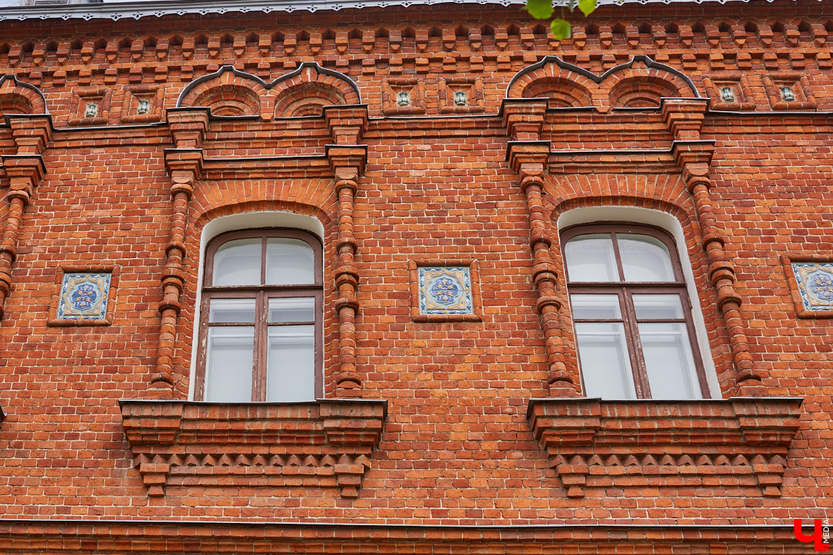 В марте нас порадовали известием, что агентство реновации архитектурного наследия «Интеллект» собирается заняться реставрацией пустующего более 10 лет дома № 11 на улице Дворянской. Здание, построенное во второй половине 1800-х годов, вместе с бывшей женской гимназией (нынешняя школа № 1) являются последними дореволюционными домами, которые сохранились на улице Дворянской. Кроме того, принадлежало оно купцу Владимиру Тарасову, весьма незаурядной личности, прославившейся во Владимире своими благими делами.