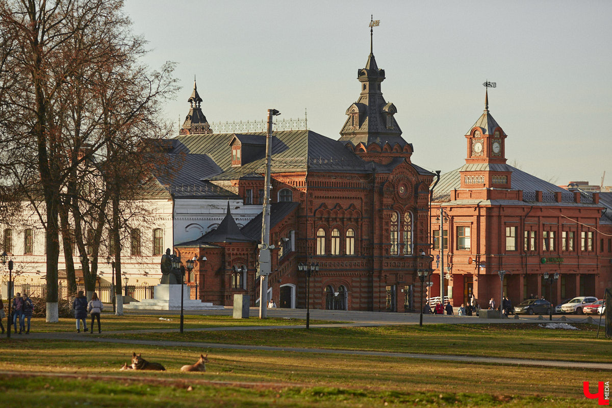 В марте нас порадовали известием, что агентство реновации архитектурного наследия «Интеллект» собирается заняться реставрацией пустующего более 10 лет дома № 11 на улице Дворянской. Здание, построенное во второй половине 1800-х годов, вместе с бывшей женской гимназией (нынешняя школа № 1) являются последними дореволюционными домами, которые сохранились на улице Дворянской. Кроме того, принадлежало оно купцу Владимиру Тарасову, весьма незаурядной личности, прославившейся во Владимире своими благими делами.