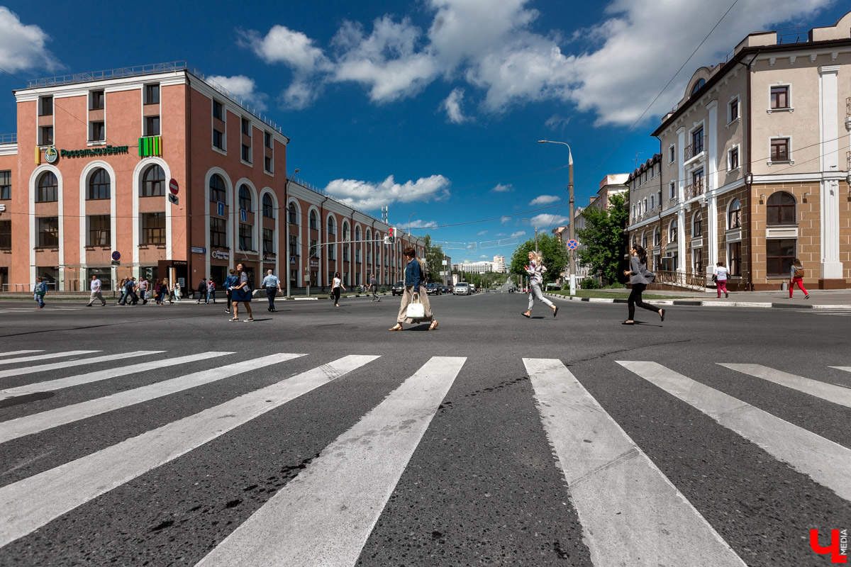 В марте нас порадовали известием, что агентство реновации архитектурного наследия «Интеллект» собирается заняться реставрацией пустующего более 10 лет дома № 11 на улице Дворянской. Здание, построенное во второй половине 1800-х годов, вместе с бывшей женской гимназией (нынешняя школа № 1) являются последними дореволюционными домами, которые сохранились на улице Дворянской. Кроме того, принадлежало оно купцу Владимиру Тарасову, весьма незаурядной личности, прославившейся во Владимире своими благими делами.