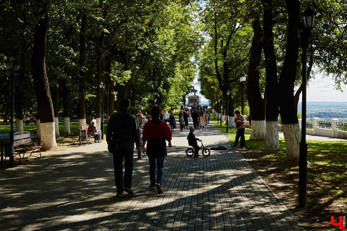 В марте нас порадовали известием, что агентство реновации архитектурного наследия «Интеллект» собирается заняться реставрацией пустующего более 10 лет дома № 11 на улице Дворянской. Здание, построенное во второй половине 1800-х годов, вместе с бывшей женской гимназией (нынешняя школа № 1) являются последними дореволюционными домами, которые сохранились на улице Дворянской. Кроме того, принадлежало оно купцу Владимиру Тарасову, весьма незаурядной личности, прославившейся во Владимире своими благими делами.