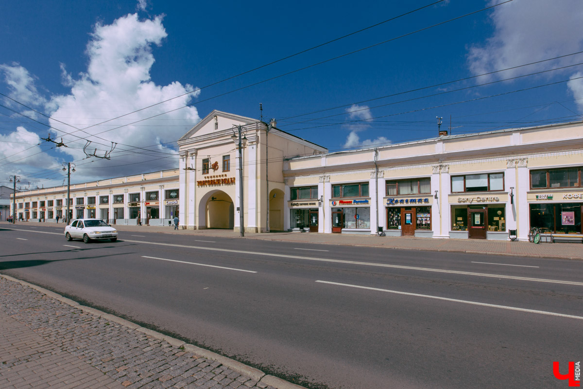 В марте нас порадовали известием, что агентство реновации архитектурного наследия «Интеллект» собирается заняться реставрацией пустующего более 10 лет дома № 11 на улице Дворянской. Здание, построенное во второй половине 1800-х годов, вместе с бывшей женской гимназией (нынешняя школа № 1) являются последними дореволюционными домами, которые сохранились на улице Дворянской. Кроме того, принадлежало оно купцу Владимиру Тарасову, весьма незаурядной личности, прославившейся во Владимире своими благими делами.