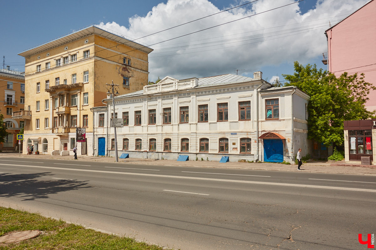 В марте нас порадовали известием, что агентство реновации архитектурного наследия «Интеллект» собирается заняться реставрацией пустующего более 10 лет дома № 11 на улице Дворянской. Здание, построенное во второй половине 1800-х годов, вместе с бывшей женской гимназией (нынешняя школа № 1) являются последними дореволюционными домами, которые сохранились на улице Дворянской. Кроме того, принадлежало оно купцу Владимиру Тарасову, весьма незаурядной личности, прославившейся во Владимире своими благими делами.