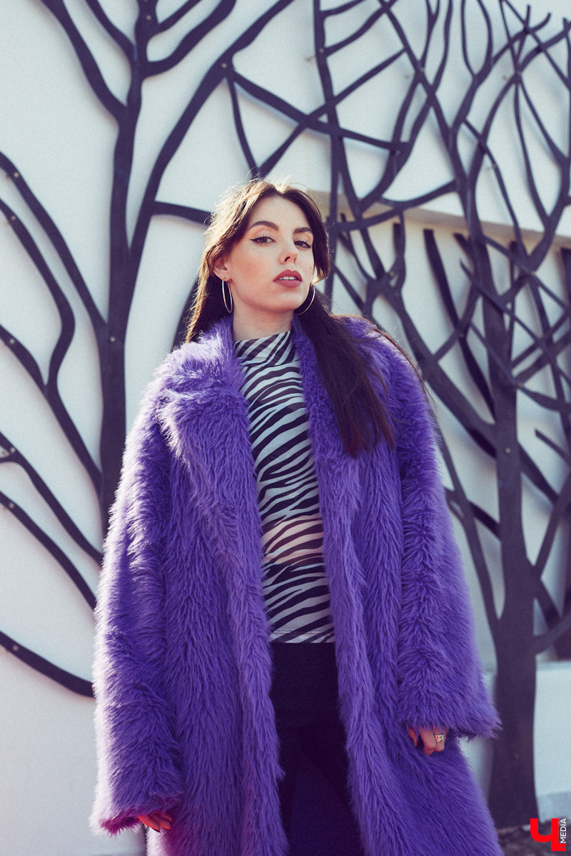 Владимирский визажист Александра Абрамова называет свой стиль индивидуальным. Девушка любит ловить на себе взгляды прохожих, а потому всегда тщательно готовится к выходу. На фотосессию в рамках нашей рубрики «Свой стиль» она подобрала три разноплановых образа для весеннего променада.