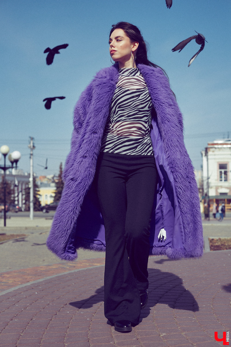 Владимирский визажист Александра Абрамова называет свой стиль индивидуальным. Девушка любит ловить на себе взгляды прохожих, а потому всегда тщательно готовится к выходу. На фотосессию в рамках нашей рубрики «Свой стиль» она подобрала три разноплановых образа для весеннего променада.