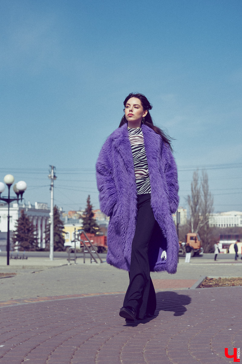 Владимирский визажист Александра Абрамова называет свой стиль индивидуальным. Девушка любит ловить на себе взгляды прохожих, а потому всегда тщательно готовится к выходу. На фотосессию в рамках нашей рубрики «Свой стиль» она подобрала три разноплановых образа для весеннего променада.