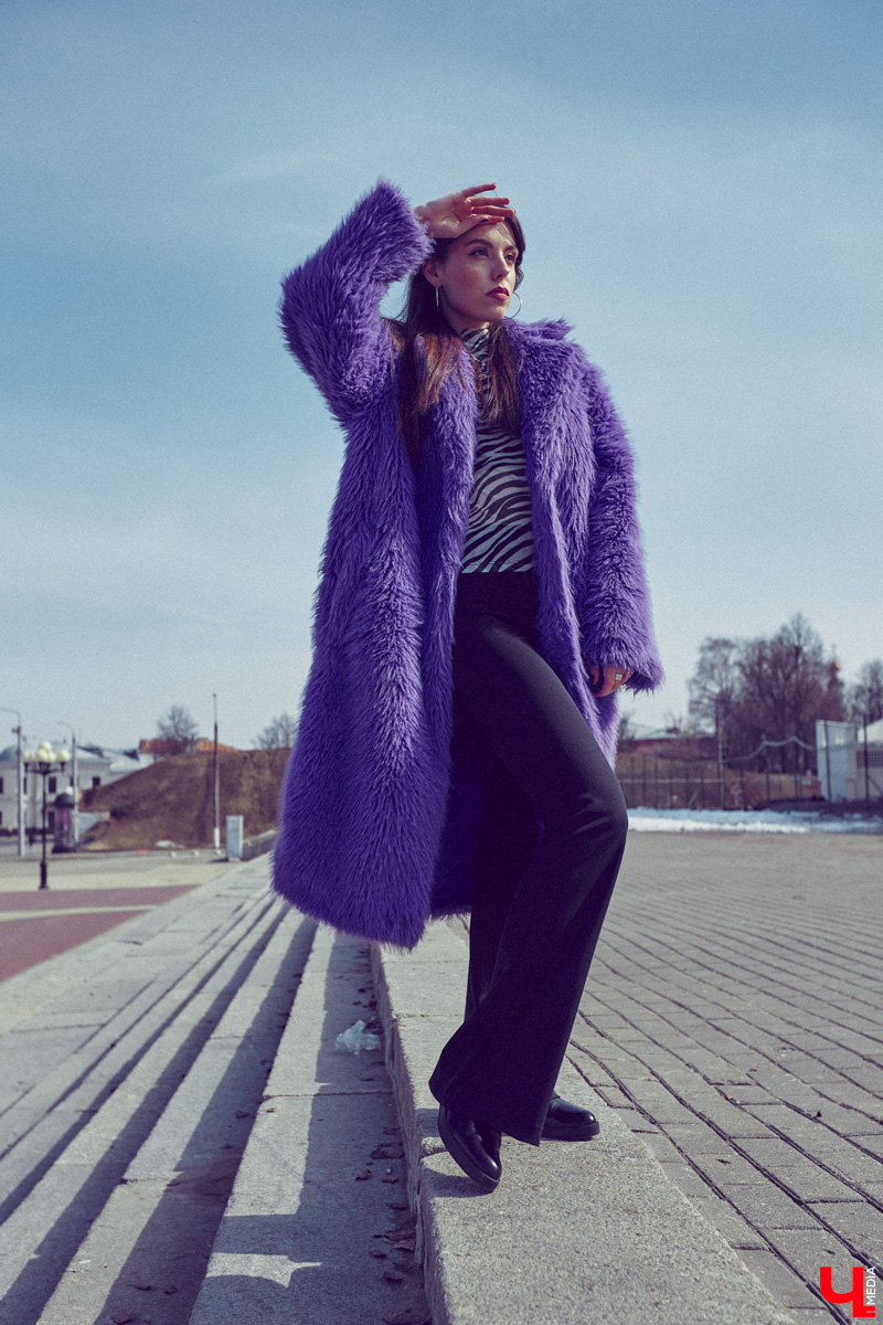 Владимирский визажист Александра Абрамова называет свой стиль индивидуальным. Девушка любит ловить на себе взгляды прохожих, а потому всегда тщательно готовится к выходу. На фотосессию в рамках нашей рубрики «Свой стиль» она подобрала три разноплановых образа для весеннего променада.