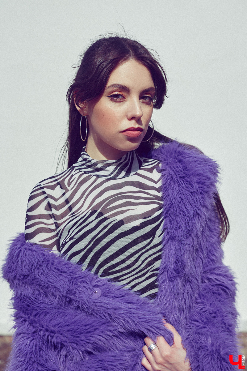 Владимирский визажист Александра Абрамова называет свой стиль индивидуальным. Девушка любит ловить на себе взгляды прохожих, а потому всегда тщательно готовится к выходу. На фотосессию в рамках нашей рубрики «Свой стиль» она подобрала три разноплановых образа для весеннего променада.