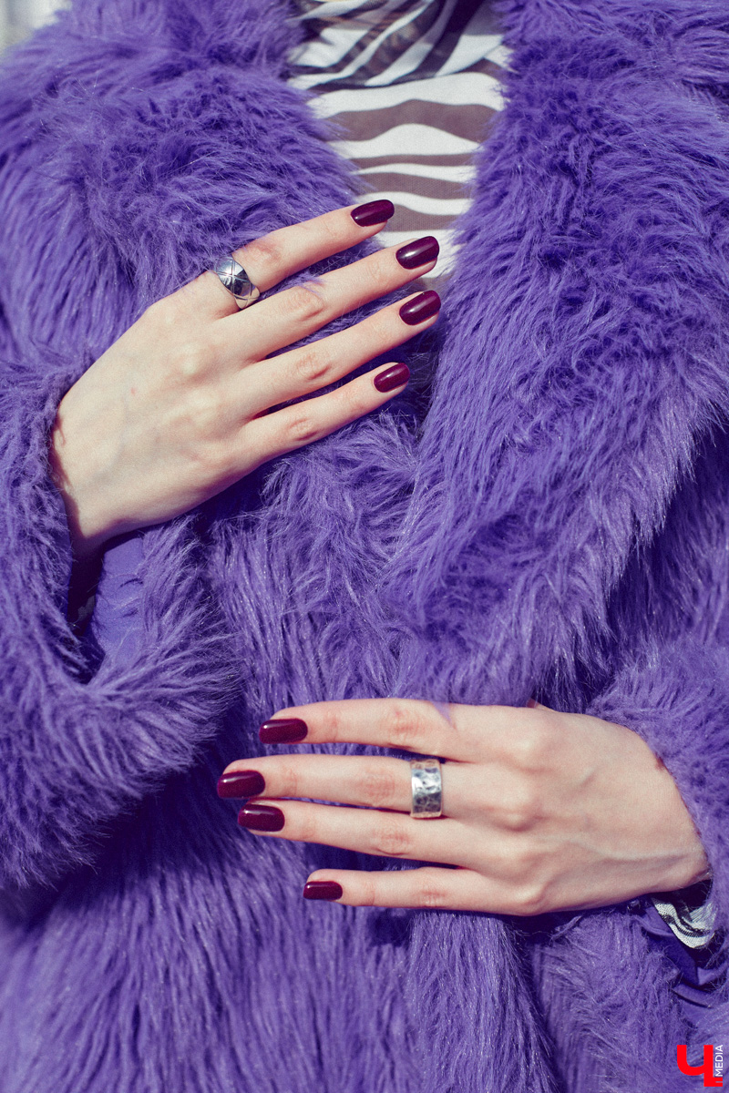 Владимирский визажист Александра Абрамова называет свой стиль индивидуальным. Девушка любит ловить на себе взгляды прохожих, а потому всегда тщательно готовится к выходу. На фотосессию в рамках нашей рубрики «Свой стиль» она подобрала три разноплановых образа для весеннего променада.