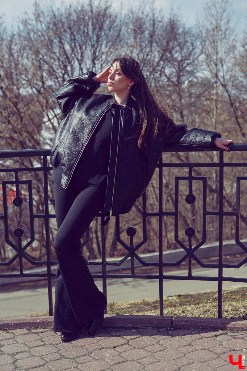 Владимирский визажист Александра Абрамова называет свой стиль индивидуальным. Девушка любит ловить на себе взгляды прохожих, а потому всегда тщательно готовится к выходу. На фотосессию в рамках нашей рубрики «Свой стиль» она подобрала три разноплановых образа для весеннего променада.