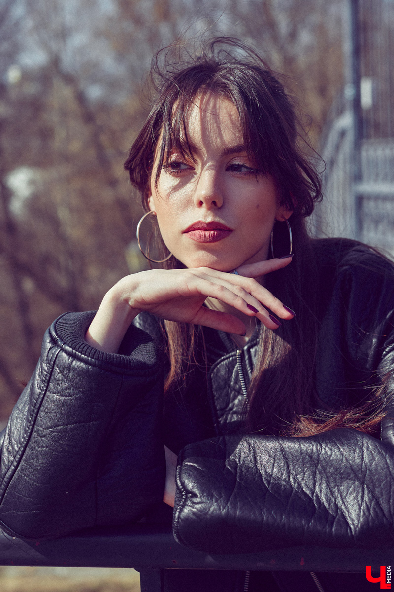 Владимирский визажист Александра Абрамова называет свой стиль индивидуальным. Девушка любит ловить на себе взгляды прохожих, а потому всегда тщательно готовится к выходу. На фотосессию в рамках нашей рубрики «Свой стиль» она подобрала три разноплановых образа для весеннего променада.