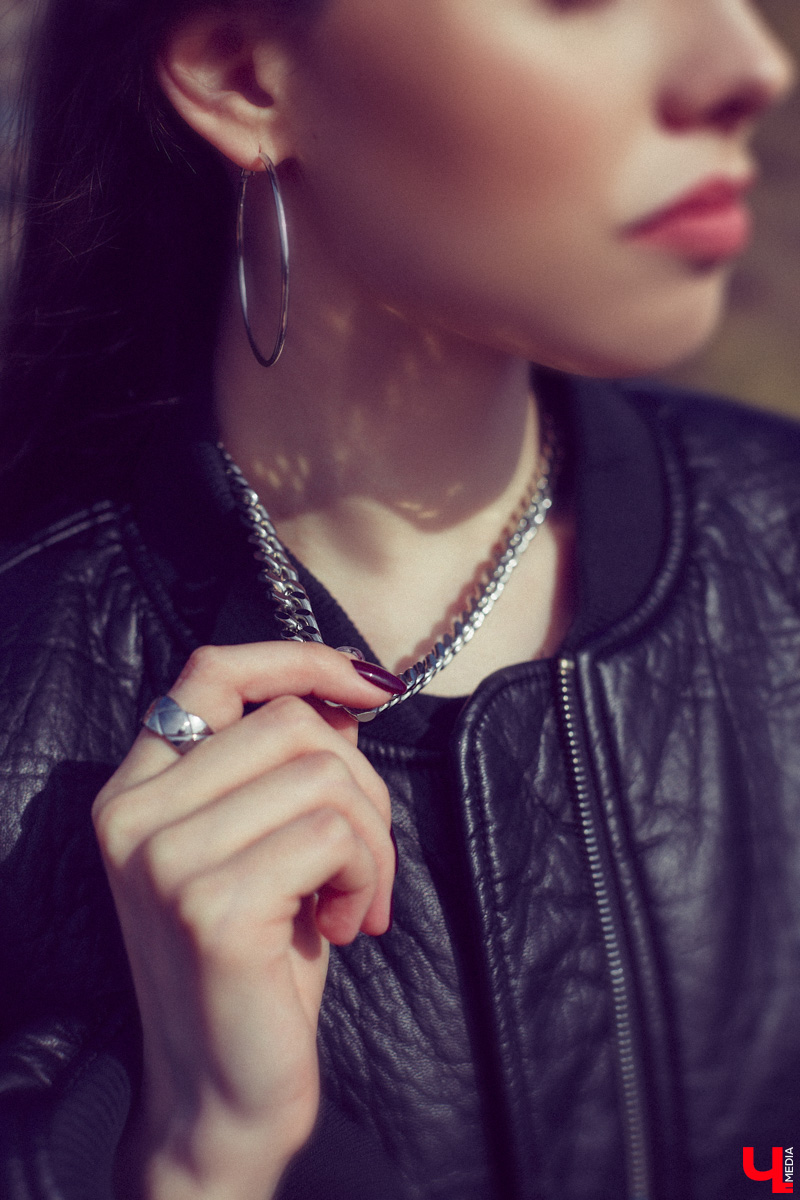 Владимирский визажист Александра Абрамова называет свой стиль индивидуальным. Девушка любит ловить на себе взгляды прохожих, а потому всегда тщательно готовится к выходу. На фотосессию в рамках нашей рубрики «Свой стиль» она подобрала три разноплановых образа для весеннего променада.