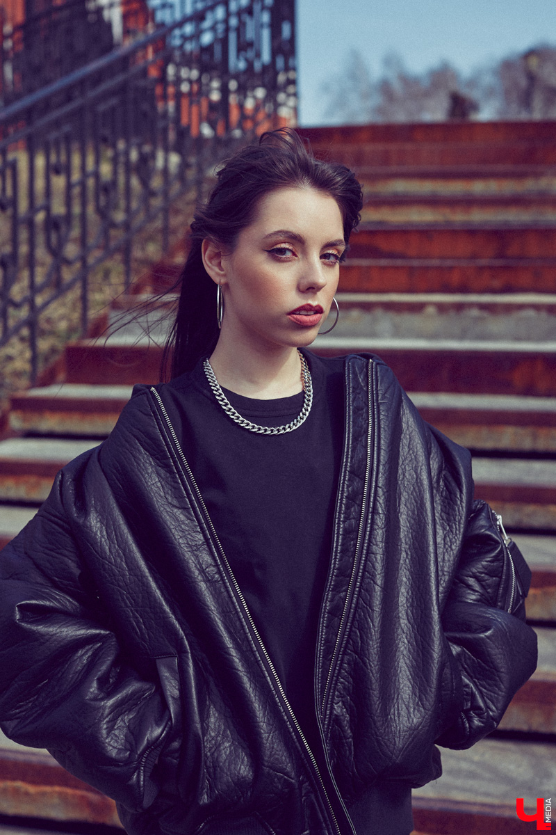 Владимирский визажист Александра Абрамова называет свой стиль индивидуальным. Девушка любит ловить на себе взгляды прохожих, а потому всегда тщательно готовится к выходу. На фотосессию в рамках нашей рубрики «Свой стиль» она подобрала три разноплановых образа для весеннего променада.