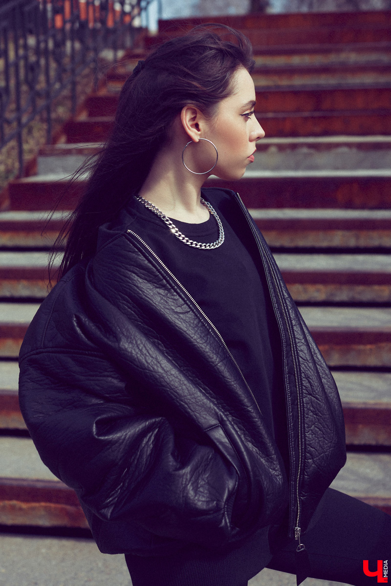 Владимирский визажист Александра Абрамова называет свой стиль индивидуальным. Девушка любит ловить на себе взгляды прохожих, а потому всегда тщательно готовится к выходу. На фотосессию в рамках нашей рубрики «Свой стиль» она подобрала три разноплановых образа для весеннего променада.