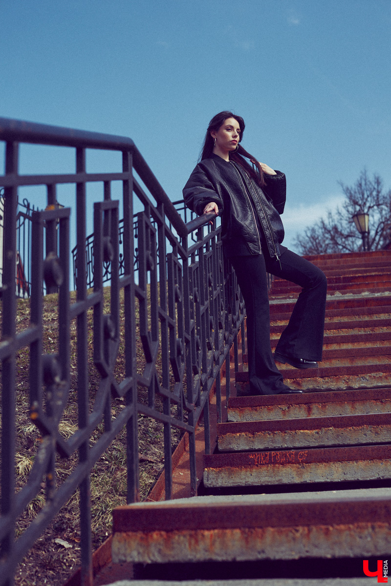 Владимирский визажист Александра Абрамова называет свой стиль индивидуальным. Девушка любит ловить на себе взгляды прохожих, а потому всегда тщательно готовится к выходу. На фотосессию в рамках нашей рубрики «Свой стиль» она подобрала три разноплановых образа для весеннего променада.