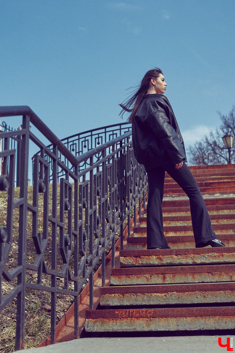 Владимирский визажист Александра Абрамова называет свой стиль индивидуальным. Девушка любит ловить на себе взгляды прохожих, а потому всегда тщательно готовится к выходу. На фотосессию в рамках нашей рубрики «Свой стиль» она подобрала три разноплановых образа для весеннего променада.