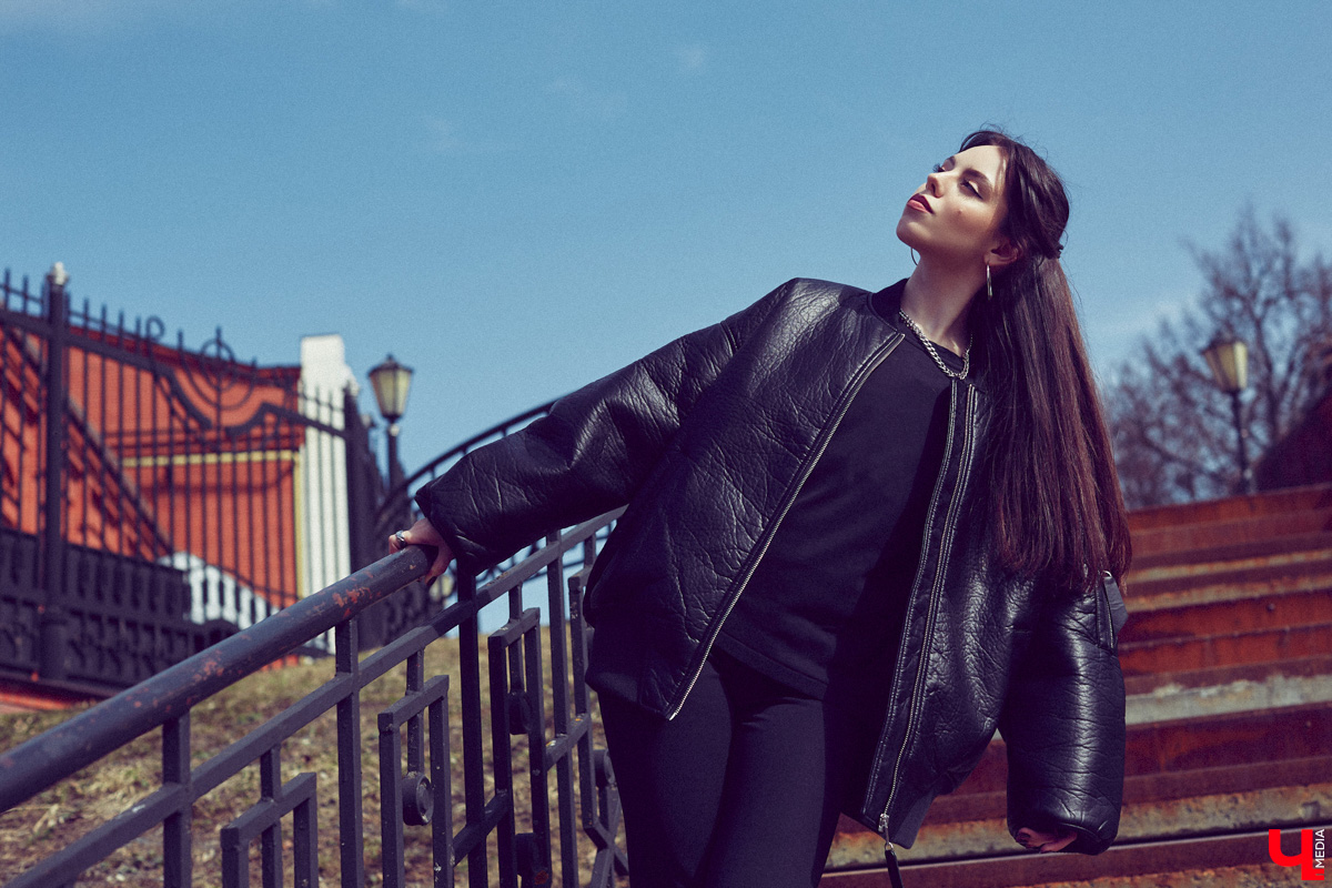 Владимирский визажист Александра Абрамова называет свой стиль индивидуальным. Девушка любит ловить на себе взгляды прохожих, а потому всегда тщательно готовится к выходу. На фотосессию в рамках нашей рубрики «Свой стиль» она подобрала три разноплановых образа для весеннего променада.