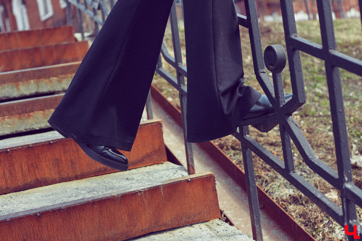 Владимирский визажист Александра Абрамова называет свой стиль индивидуальным. Девушка любит ловить на себе взгляды прохожих, а потому всегда тщательно готовится к выходу. На фотосессию в рамках нашей рубрики «Свой стиль» она подобрала три разноплановых образа для весеннего променада.