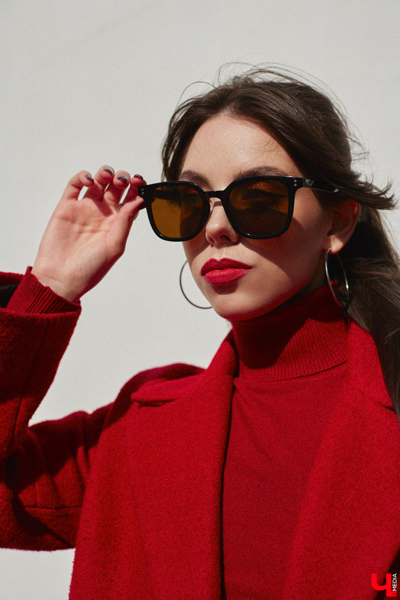 Владимирский визажист Александра Абрамова называет свой стиль индивидуальным. Девушка любит ловить на себе взгляды прохожих, а потому всегда тщательно готовится к выходу. На фотосессию в рамках нашей рубрики «Свой стиль» она подобрала три разноплановых образа для весеннего променада.