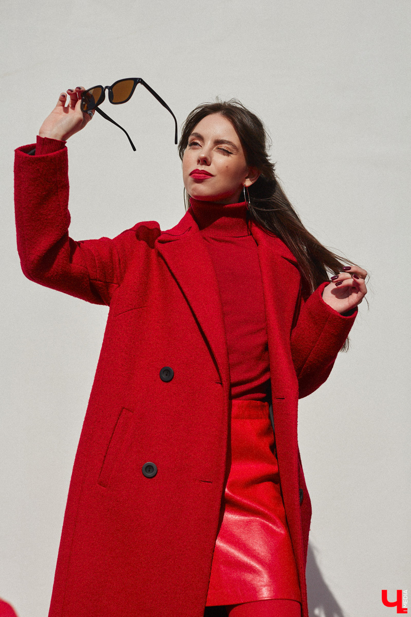 Владимирский визажист Александра Абрамова называет свой стиль индивидуальным. Девушка любит ловить на себе взгляды прохожих, а потому всегда тщательно готовится к выходу. На фотосессию в рамках нашей рубрики «Свой стиль» она подобрала три разноплановых образа для весеннего променада.