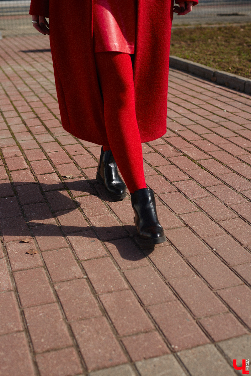 Владимирский визажист Александра Абрамова называет свой стиль индивидуальным. Девушка любит ловить на себе взгляды прохожих, а потому всегда тщательно готовится к выходу. На фотосессию в рамках нашей рубрики «Свой стиль» она подобрала три разноплановых образа для весеннего променада.