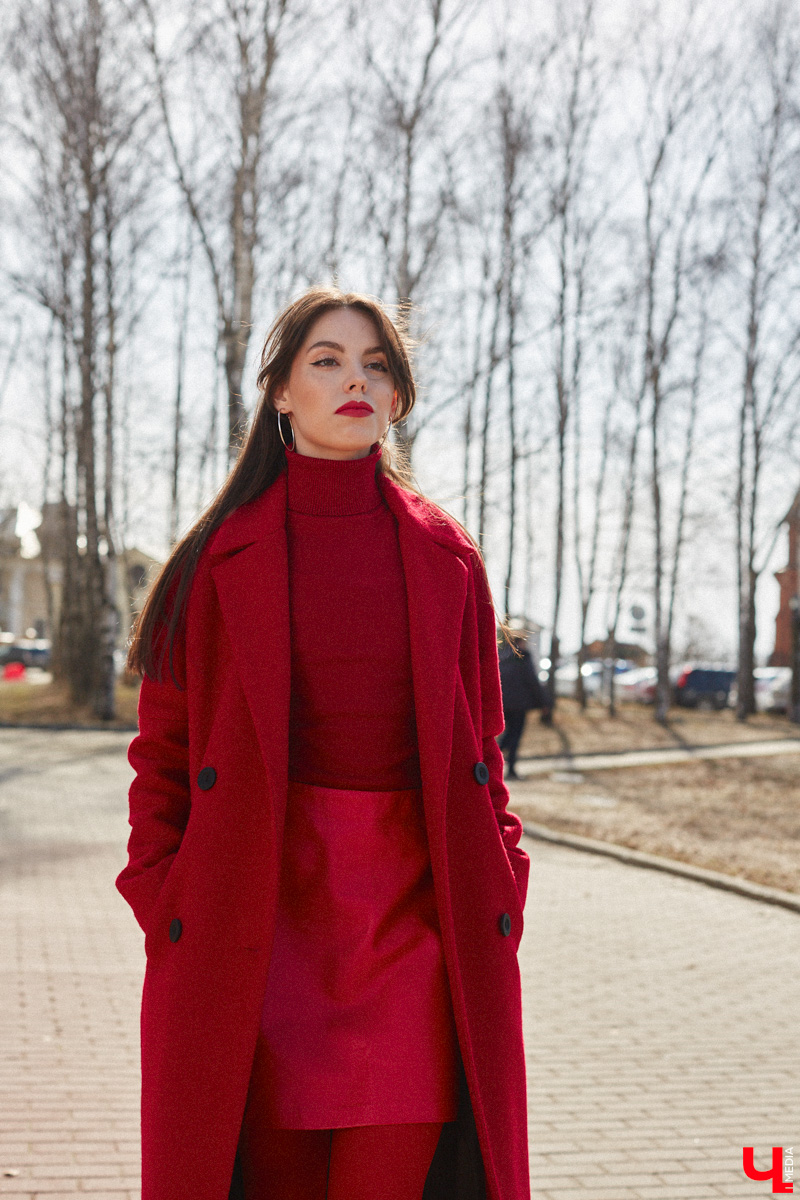 Владимирский визажист Александра Абрамова называет свой стиль индивидуальным. Девушка любит ловить на себе взгляды прохожих, а потому всегда тщательно готовится к выходу. На фотосессию в рамках нашей рубрики «Свой стиль» она подобрала три разноплановых образа для весеннего променада.