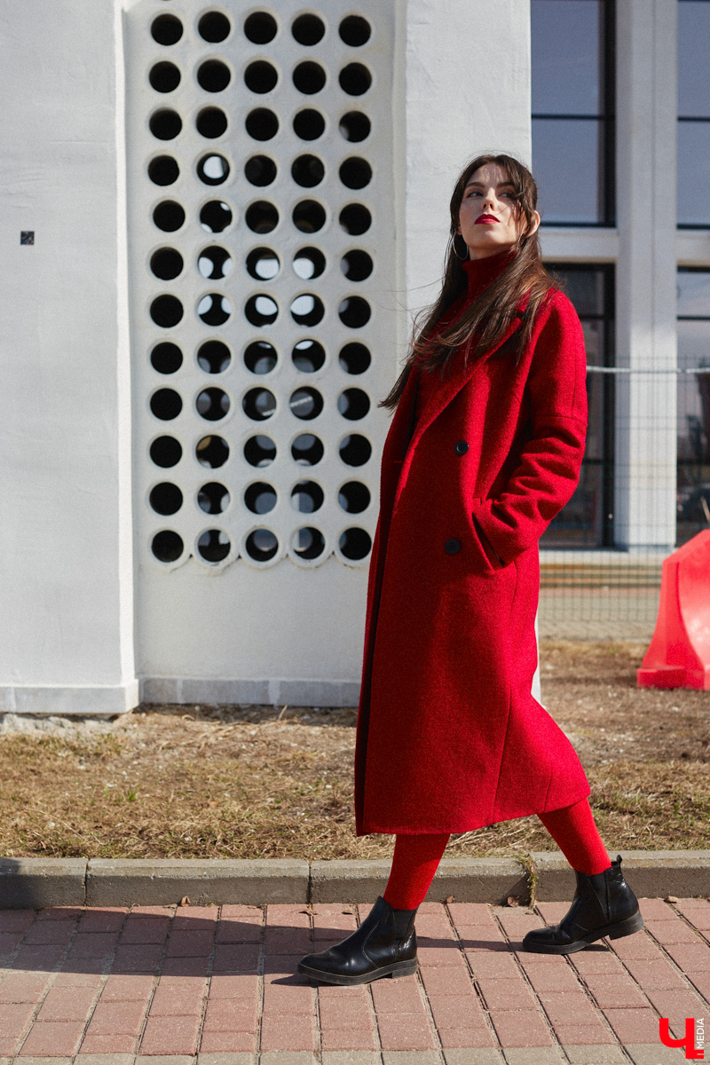 Владимирский визажист Александра Абрамова называет свой стиль индивидуальным. Девушка любит ловить на себе взгляды прохожих, а потому всегда тщательно готовится к выходу. На фотосессию в рамках нашей рубрики «Свой стиль» она подобрала три разноплановых образа для весеннего променада.