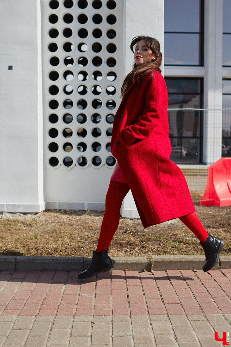 Владимирский визажист Александра Абрамова называет свой стиль индивидуальным. Девушка любит ловить на себе взгляды прохожих, а потому всегда тщательно готовится к выходу. На фотосессию в рамках нашей рубрики «Свой стиль» она подобрала три разноплановых образа для весеннего променада.