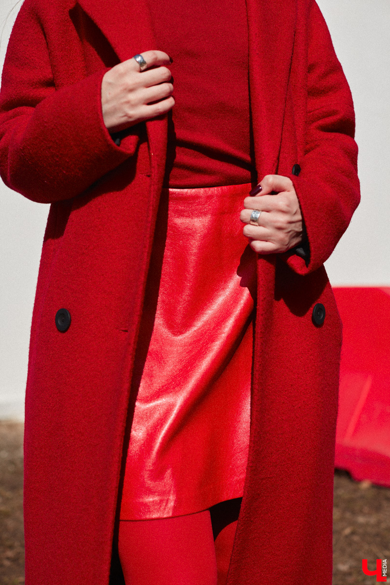 Владимирский визажист Александра Абрамова называет свой стиль индивидуальным. Девушка любит ловить на себе взгляды прохожих, а потому всегда тщательно готовится к выходу. На фотосессию в рамках нашей рубрики «Свой стиль» она подобрала три разноплановых образа для весеннего променада.