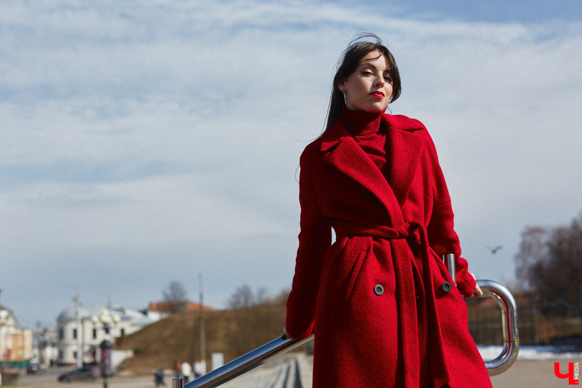 Владимирский визажист Александра Абрамова называет свой стиль индивидуальным. Девушка любит ловить на себе взгляды прохожих, а потому всегда тщательно готовится к выходу. На фотосессию в рамках нашей рубрики «Свой стиль» она подобрала три разноплановых образа для весеннего променада.