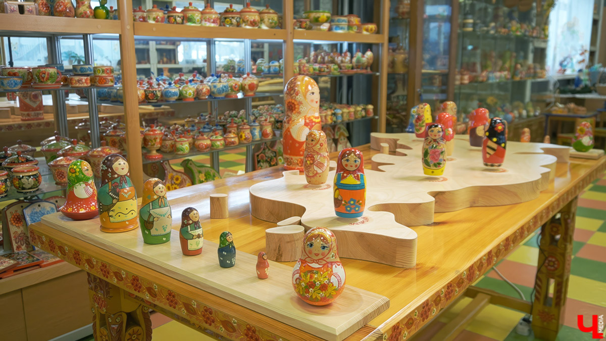 Суздаль готовится как следует встретить гостей. В свой тысячный день рождения он намерен удивлять, в том числе сувенирами. По-прежнему в ходу будут гастрономические изыски, варежки и валенки, штапельные и льняные платья, экспонаты из дерева, картины местных художников и все, что традиционно можно купить на улицах города. Ожидается и нечто особенное. «Ключ-Медиа» решил сделать свою подборку особенных гостинцев из Суздаля для настоящих ценителей.