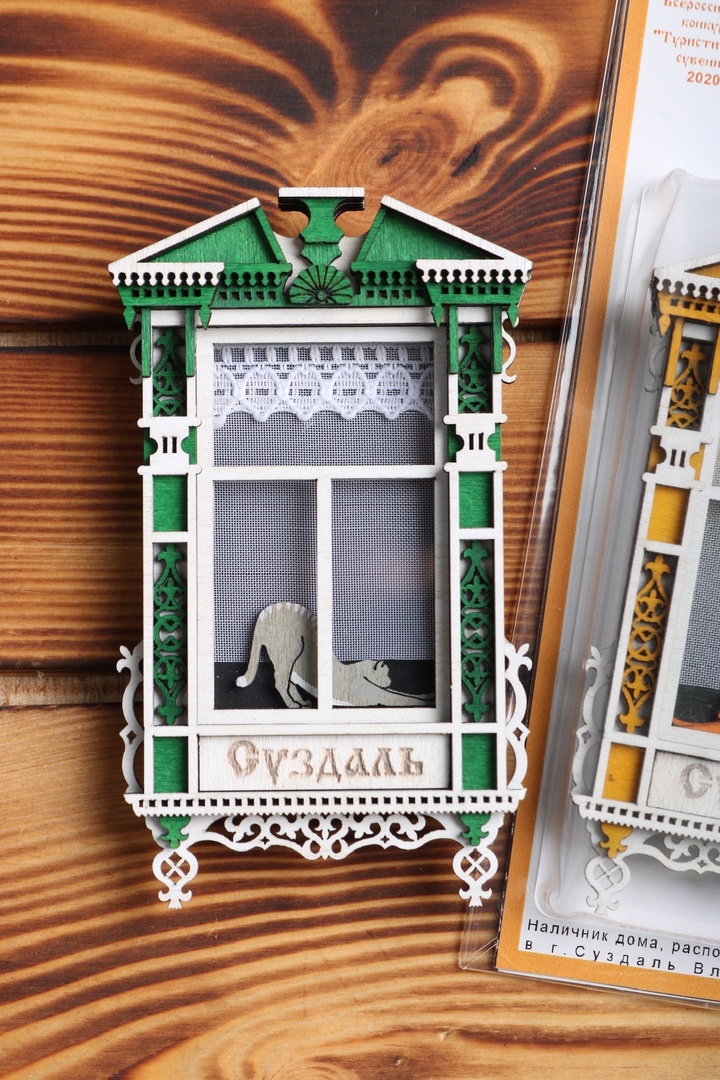 Суздаль готовится как следует встретить гостей. В свой тысячный день рождения он намерен удивлять, в том числе сувенирами. По-прежнему в ходу будут гастрономические изыски, варежки и валенки, штапельные и льняные платья, экспонаты из дерева, картины местных художников и все, что традиционно можно купить на улицах города. Ожидается и нечто особенное. «Ключ-Медиа» решил сделать свою подборку особенных гостинцев из Суздаля для настоящих ценителей.