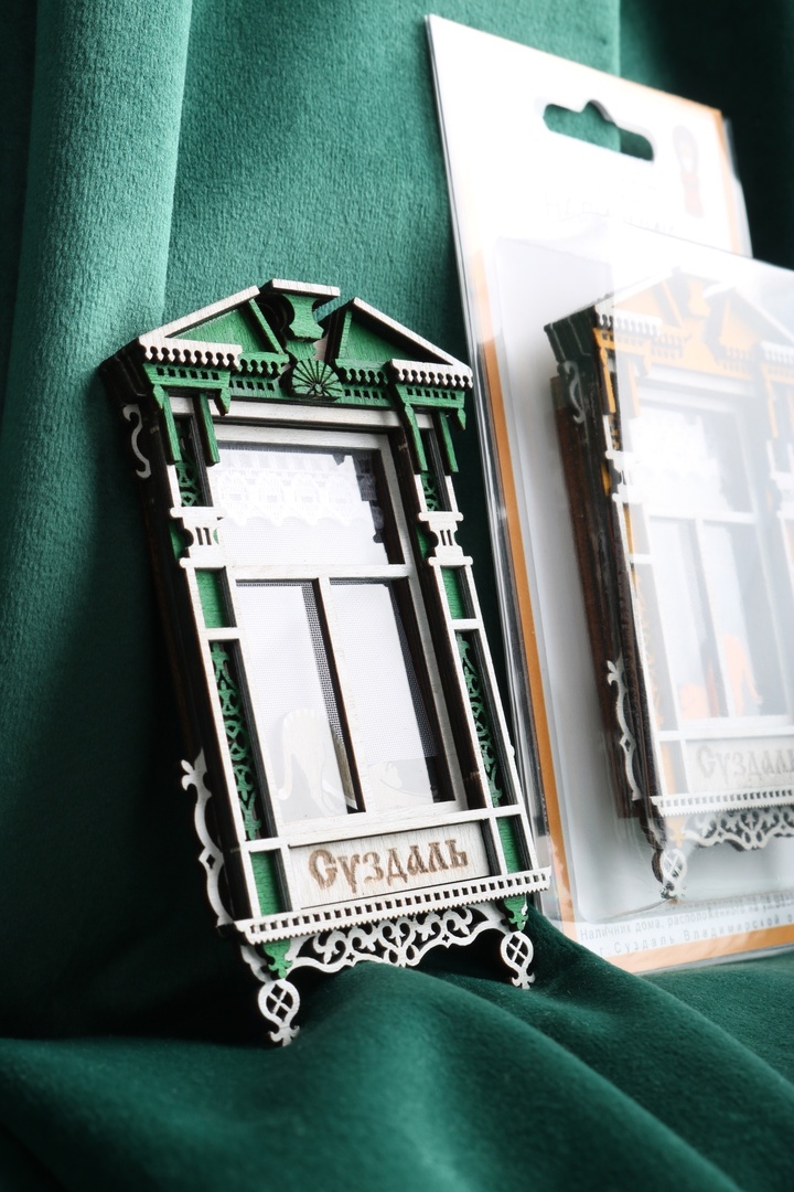 Суздаль готовится как следует встретить гостей. В свой тысячный день рождения он намерен удивлять, в том числе сувенирами. По-прежнему в ходу будут гастрономические изыски, варежки и валенки, штапельные и льняные платья, экспонаты из дерева, картины местных художников и все, что традиционно можно купить на улицах города. Ожидается и нечто особенное. «Ключ-Медиа» решил сделать свою подборку особенных гостинцев из Суздаля для настоящих ценителей.