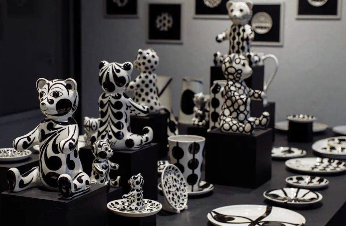 Суздаль готовится как следует встретить гостей. В свой тысячный день рождения он намерен удивлять, в том числе сувенирами. По-прежнему в ходу будут гастрономические изыски, варежки и валенки, штапельные и льняные платья, экспонаты из дерева, картины местных художников и все, что традиционно можно купить на улицах города. Ожидается и нечто особенное. «Ключ-Медиа» решил сделать свою подборку особенных гостинцев из Суздаля для настоящих ценителей.