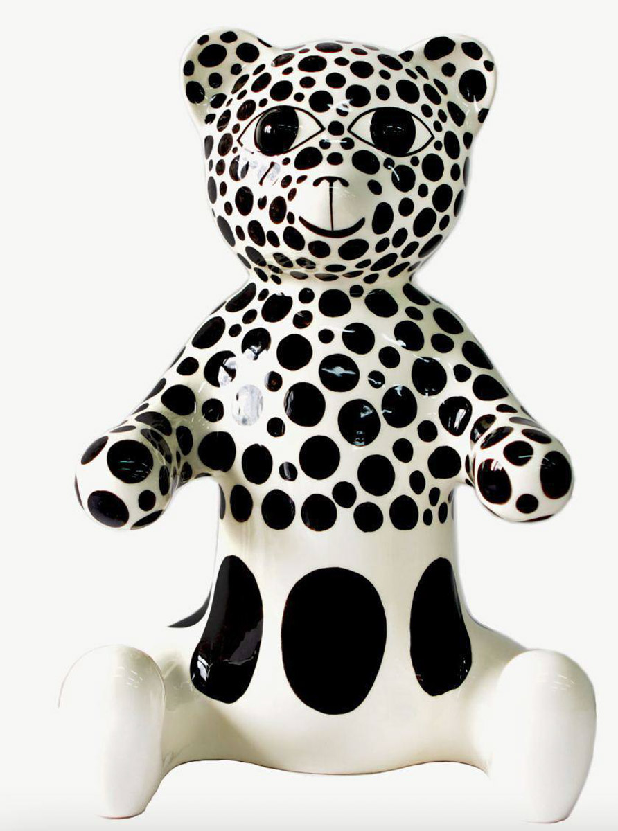 Суздаль готовится как следует встретить гостей. В свой тысячный день рождения он намерен удивлять, в том числе сувенирами. По-прежнему в ходу будут гастрономические изыски, варежки и валенки, штапельные и льняные платья, экспонаты из дерева, картины местных художников и все, что традиционно можно купить на улицах города. Ожидается и нечто особенное. «Ключ-Медиа» решил сделать свою подборку особенных гостинцев из Суздаля для настоящих ценителей.