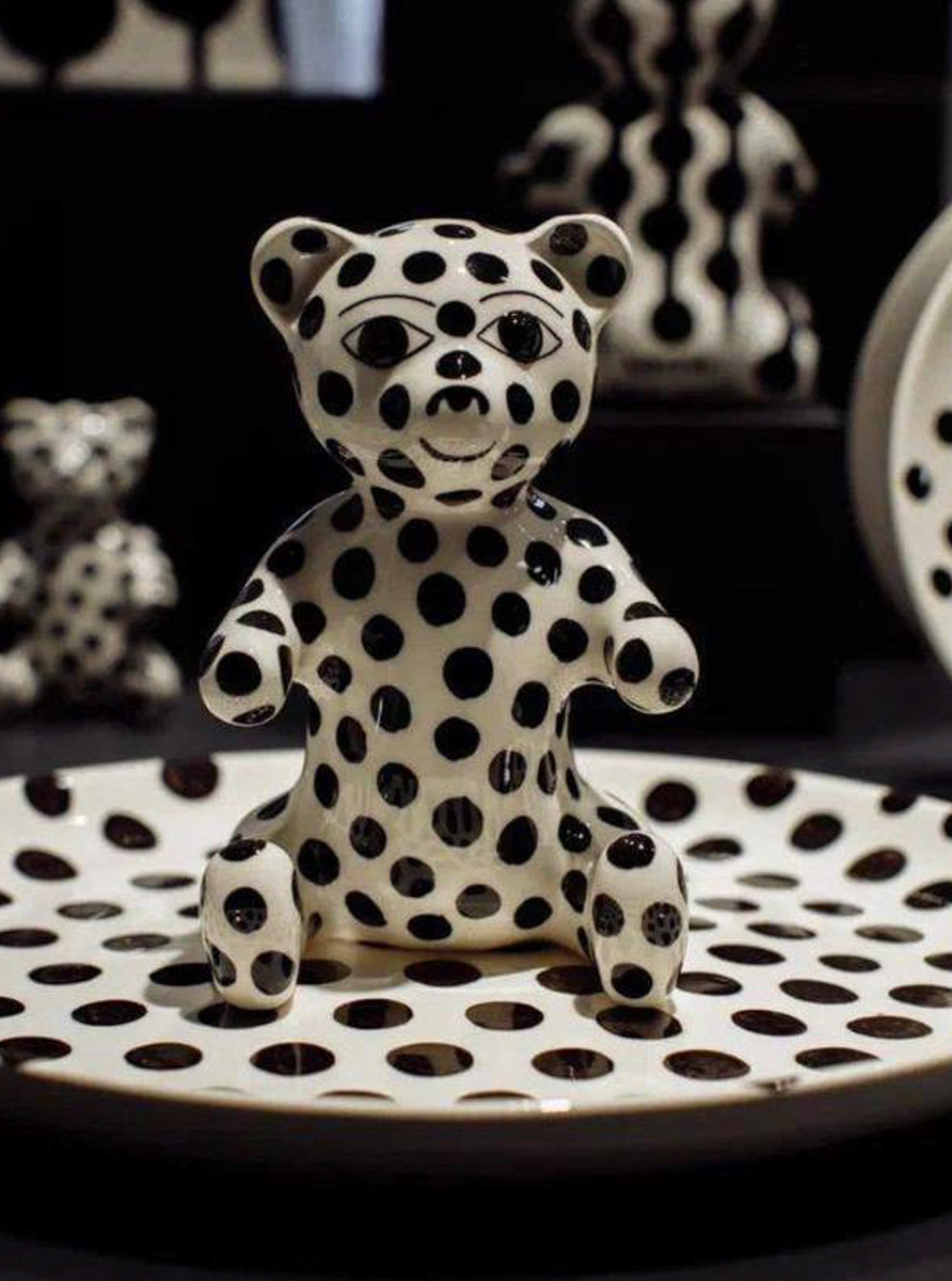 Суздаль готовится как следует встретить гостей. В свой тысячный день рождения он намерен удивлять, в том числе сувенирами. По-прежнему в ходу будут гастрономические изыски, варежки и валенки, штапельные и льняные платья, экспонаты из дерева, картины местных художников и все, что традиционно можно купить на улицах города. Ожидается и нечто особенное. «Ключ-Медиа» решил сделать свою подборку особенных гостинцев из Суздаля для настоящих ценителей.