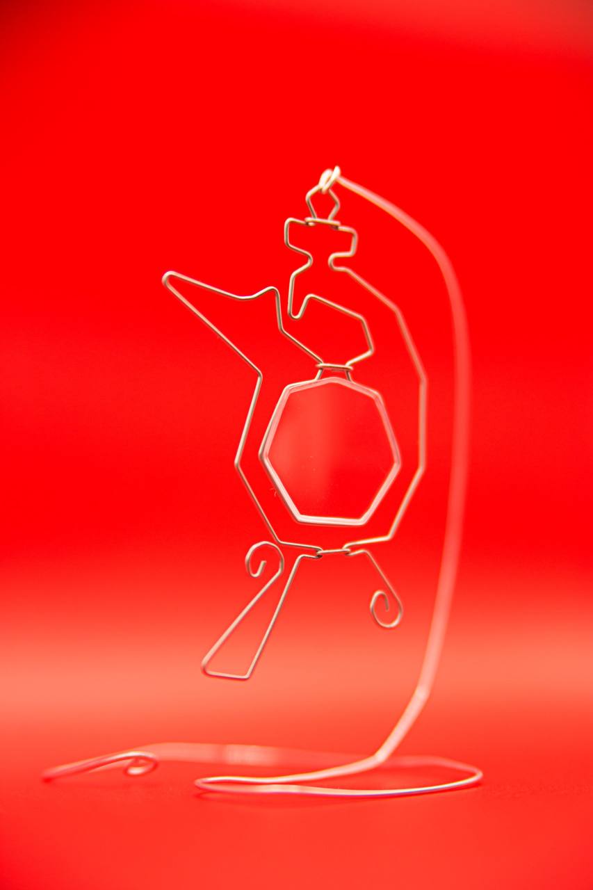 Суздаль готовится как следует встретить гостей. В свой тысячный день рождения он намерен удивлять, в том числе сувенирами. По-прежнему в ходу будут гастрономические изыски, варежки и валенки, штапельные и льняные платья, экспонаты из дерева, картины местных художников и все, что традиционно можно купить на улицах города. Ожидается и нечто особенное. «Ключ-Медиа» решил сделать свою подборку особенных гостинцев из Суздаля для настоящих ценителей.