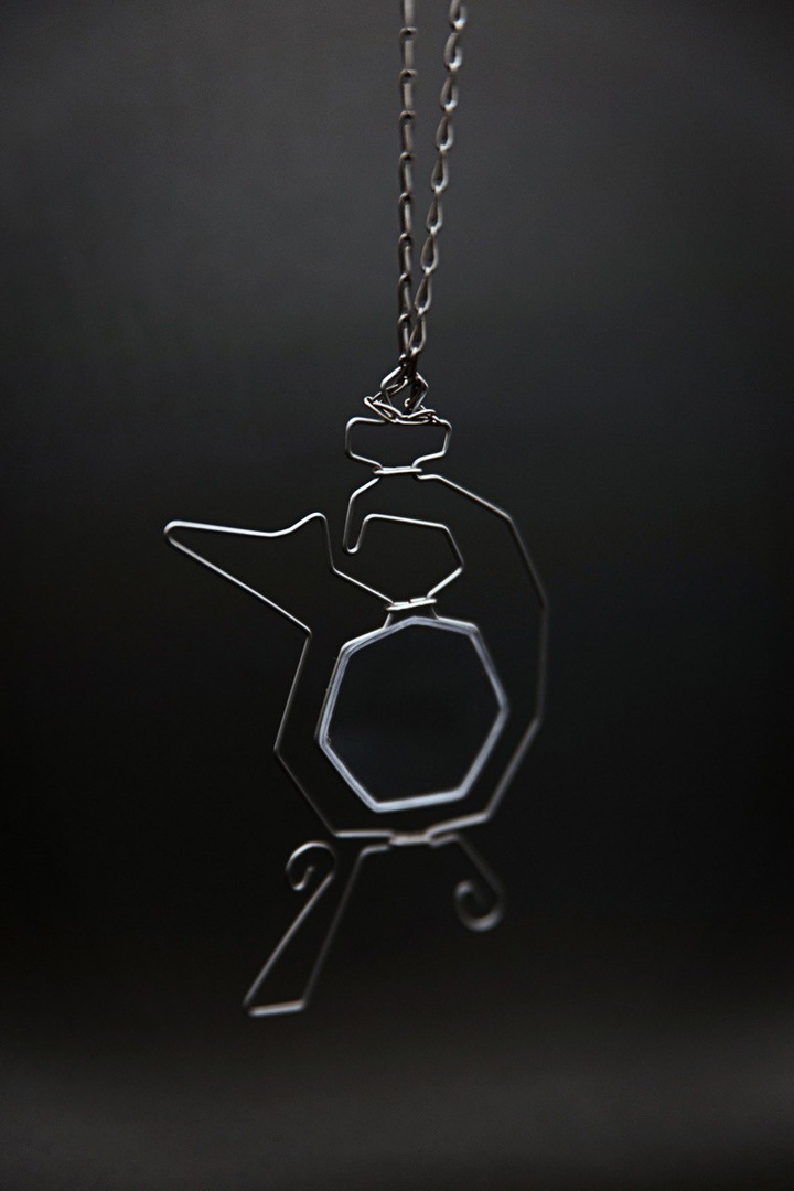 Суздаль готовится как следует встретить гостей. В свой тысячный день рождения он намерен удивлять, в том числе сувенирами. По-прежнему в ходу будут гастрономические изыски, варежки и валенки, штапельные и льняные платья, экспонаты из дерева, картины местных художников и все, что традиционно можно купить на улицах города. Ожидается и нечто особенное. «Ключ-Медиа» решил сделать свою подборку особенных гостинцев из Суздаля для настоящих ценителей.