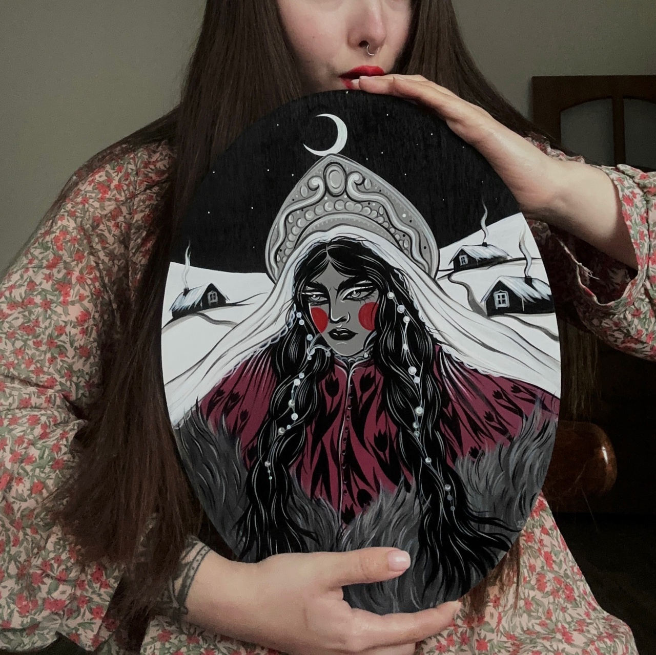 Суздаль готовится как следует встретить гостей. В свой тысячный день рождения он намерен удивлять, в том числе сувенирами. По-прежнему в ходу будут гастрономические изыски, варежки и валенки, штапельные и льняные платья, экспонаты из дерева, картины местных художников и все, что традиционно можно купить на улицах города. Ожидается и нечто особенное. «Ключ-Медиа» решил сделать свою подборку особенных гостинцев из Суздаля для настоящих ценителей.