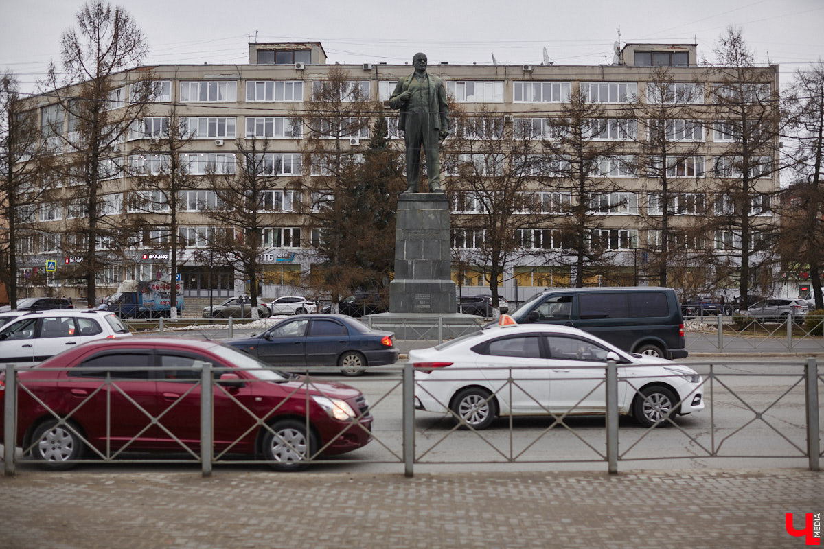 Вслед за региональными властями, которые на федеральном уровне презентовали свои идеи, как избавить Владимир от пробок на дорогах, мнения высказали и общественники. И мысли у них интересные: от строительства новых мостов и развязок до запуска трамваев и попытки пересадить всех на общественный транспорт. «Ключ-Медиа» выслушал все предложения.