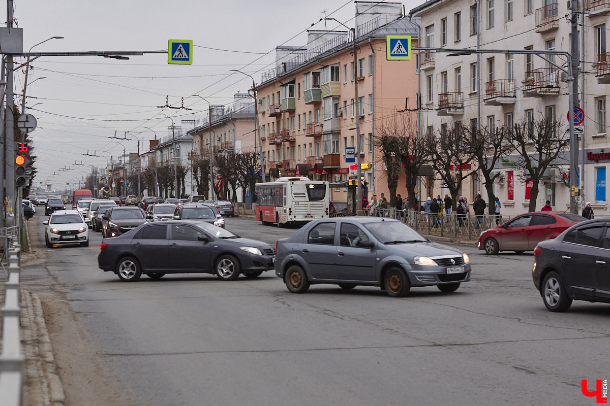 Вслед за региональными властями, которые на федеральном уровне презентовали свои идеи, как избавить Владимир от пробок на дорогах, мнения высказали и общественники. И мысли у них интересные: от строительства новых мостов и развязок до запуска трамваев и попытки пересадить всех на общественный транспорт. «Ключ-Медиа» выслушал все предложения.